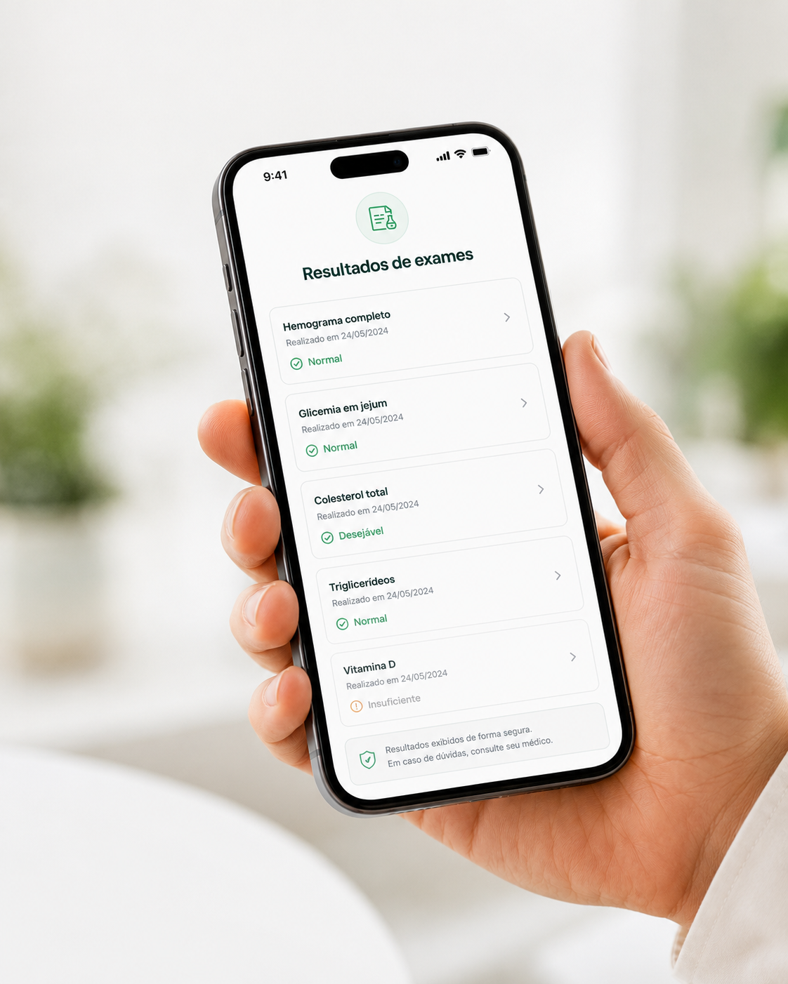 Celular exibindo resultados de exames em ambiente seguro